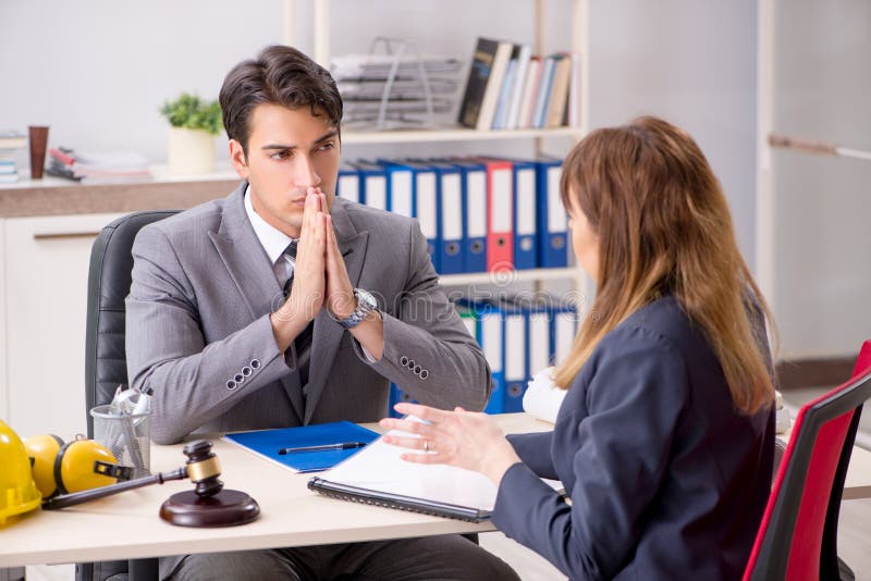 L'avocat Parlant Au Client Dans Le Bureau Photo stock Image du juge