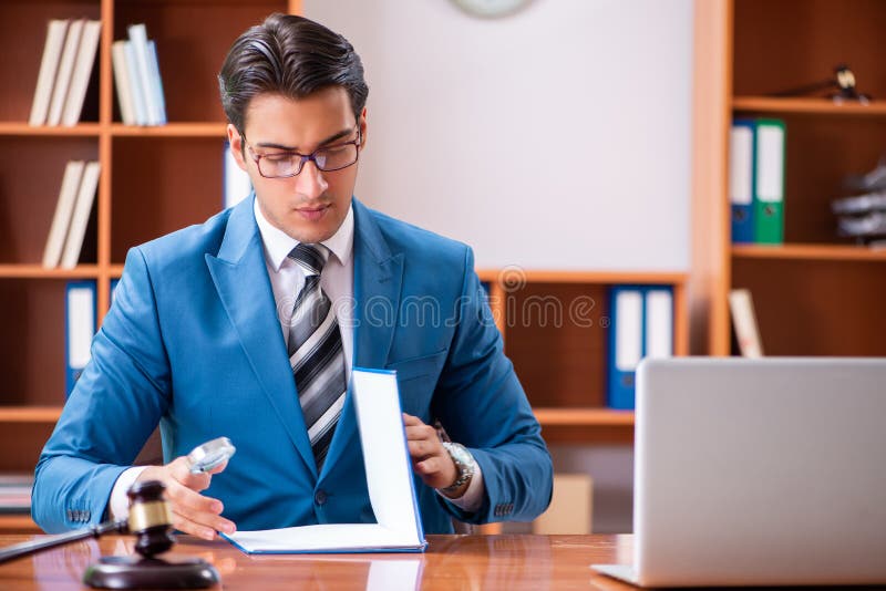 L'avocat travaillant dans le bureau images stock L'avocat travaillant dans le bureau images stock