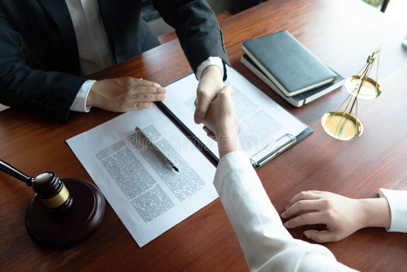 L'avvocato formula il consiglio, il consiglio, proposte legali Esame dei documenti giuridici fotografia stock L'avvocato formula il consiglio, il consiglio, proposte legali Esame dei documenti giuridici fotografia stock