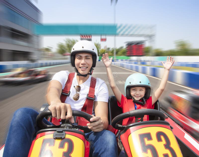 L'azionamento della figlia e del padre va kart fotografia stock libera da diritti L'azionamento della figlia e del padre va kart fotografia stock libera da diritti