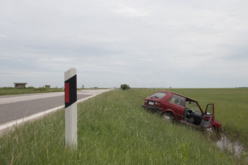 L'azionamento irresponsabile nel maltempo, veicolo ha andato via la strada in fossa fotografia stock libera da diritti L'azionamento irresponsabile nel maltempo, veicolo ha andato via la strada in fossa fotografia stock libera da diritti