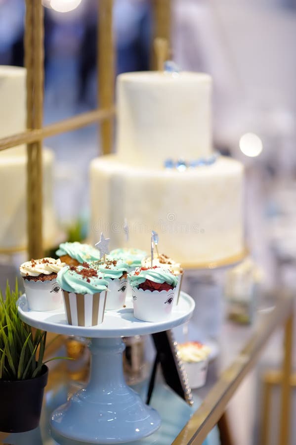 L?ckra f?rgrika gifta sig muffin med blomman och stj?rnor och h?rlig glasad kaka Stilfull s?t tabell arkivfoto L?ckra f?rgrika gifta sig muffin med blomman och stj?rnor och h?rlig glasad kaka Stilfull s?t tabell arkivfoto