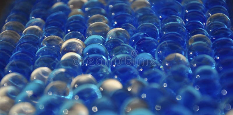 L'eau abstraite cube bleu et blanc Gel de polymère boules bleues disposées photographie stock L'eau abstraite cube bleu et blanc Gel de polymère boules bleues disposées photographie stock