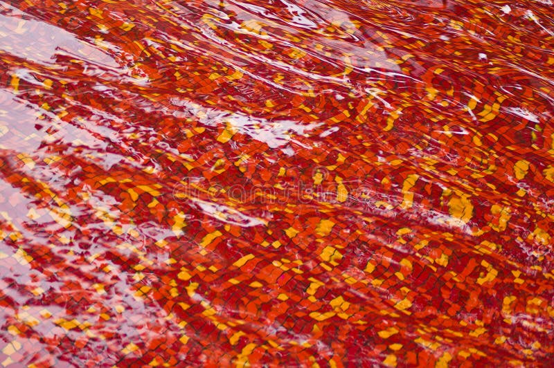 L'eau abstraite sur la piscine rouge