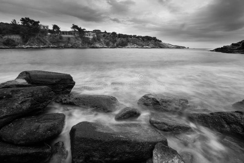 L'eau circulant sur des roches sur la plage photo stock L'eau circulant sur des roches sur la plage photo stock