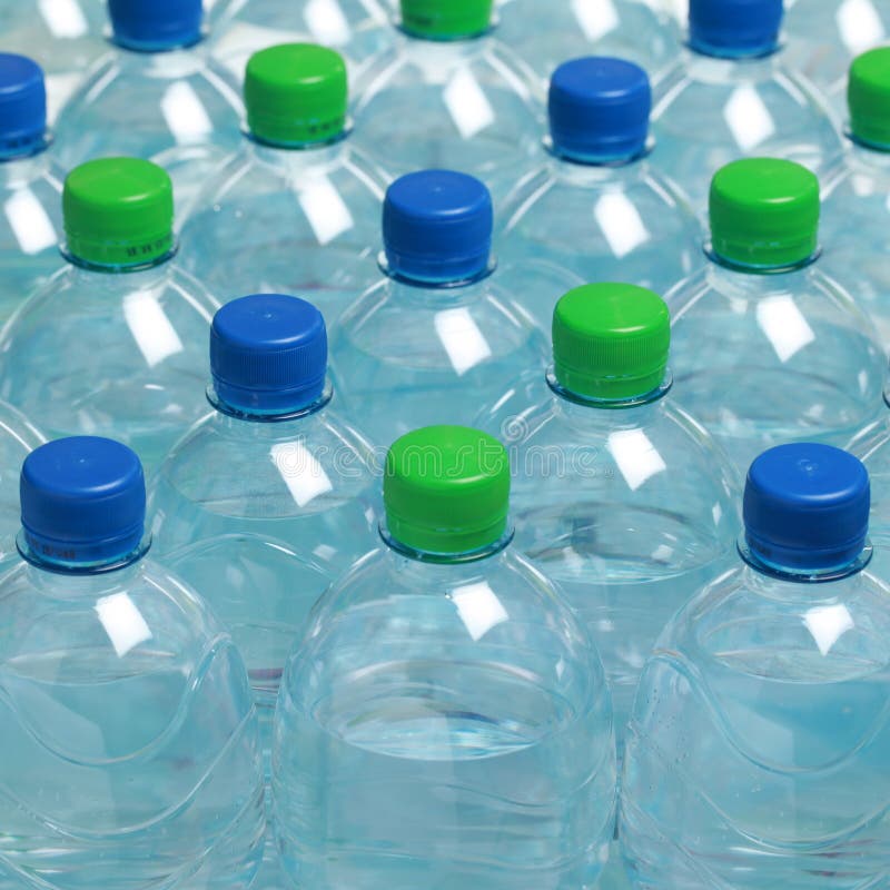 L'eau dans des bouteilles en plastique photo stock L'eau dans des bouteilles en plastique photo stock
