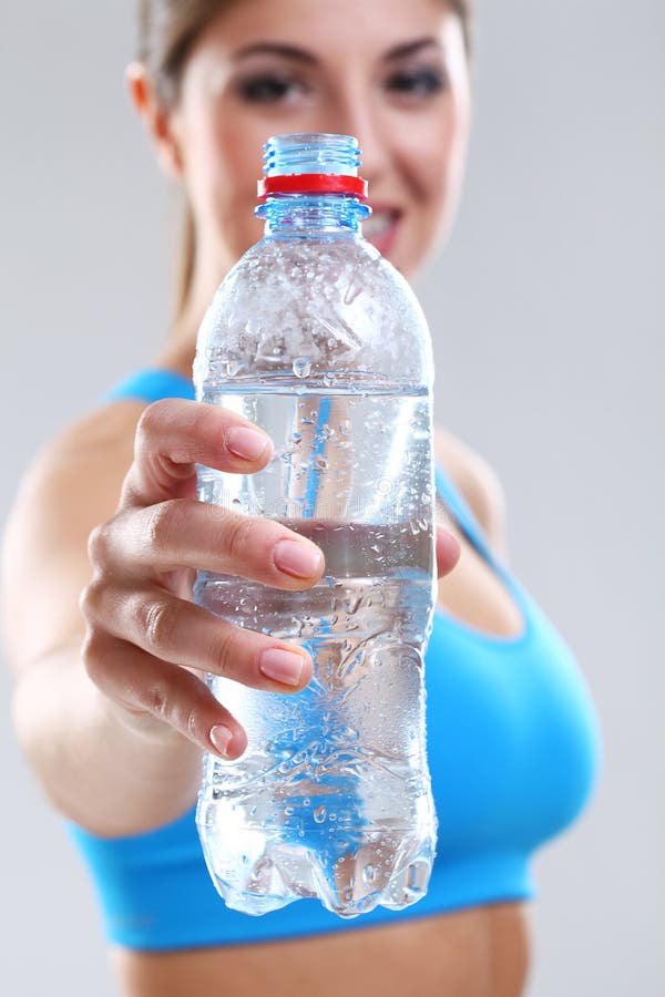 Бутылка воды при цистите. Бутылка воды в руке. Девушка с бутылкой воды. Бутылка воды в женской руке. Красивые девушки с бутылкой воды.