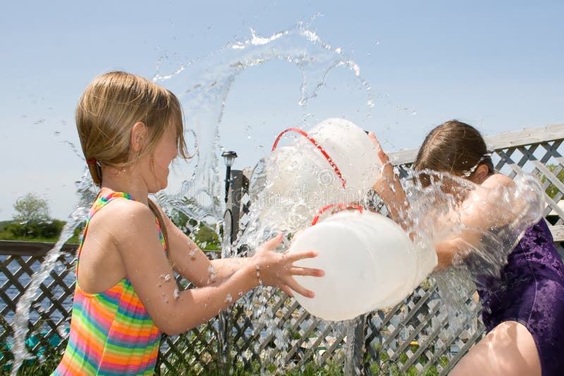 l'eau de combat d'enfants photo libre de droits l'eau de combat d'enfants photo libre de droits