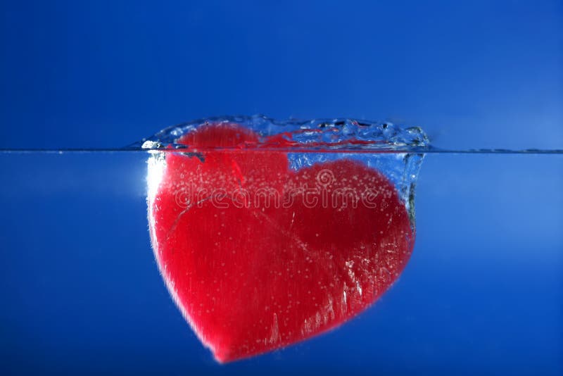 l'eau de coulage de sucrerie de forme rouge bleue de coeur photographie stock libre de droits l'eau de coulage de sucrerie de forme rouge bleue de coeur photographie stock libre de droits