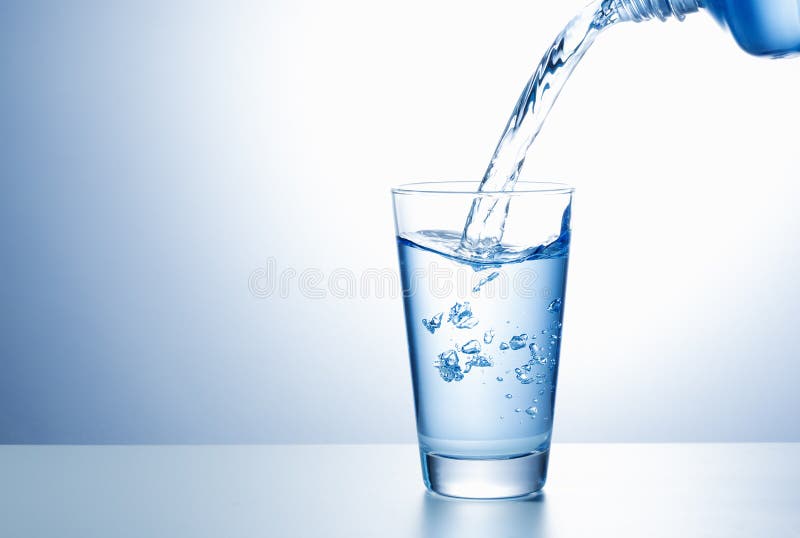 L'eau de versement photographie stock L'eau de versement photographie stock