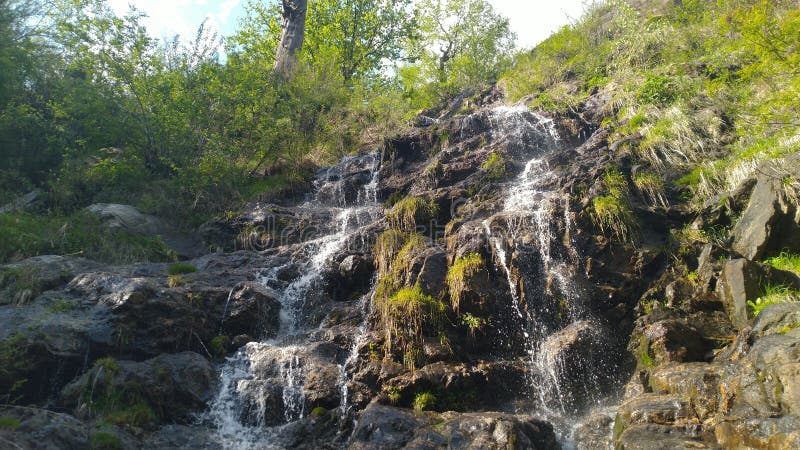 L'eau découlant de la colline comme beaucoup de cascades photos libres de droits L'eau découlant de la colline comme beaucoup de cascades photos libres de droits