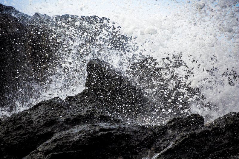L'eau laisse tomber la roche volcanique images stock L'eau laisse tomber la roche volcanique images stock