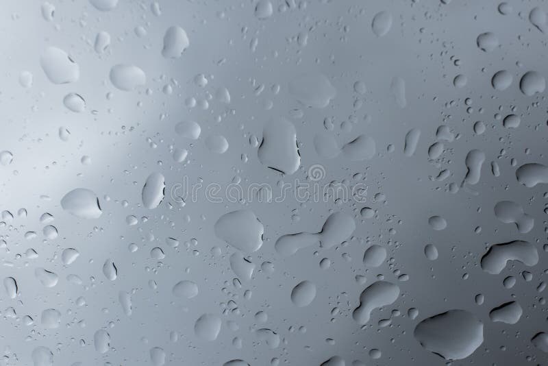 L'eau laisse tomber toujours le macro de texture au-dessus d'une surface en verre photographie stock L'eau laisse tomber toujours le macro de texture au-dessus d'une surface en verre photographie stock