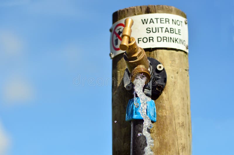 L'eau non appropriée au boire images libres de droits L'eau non appropriée au boire images libres de droits