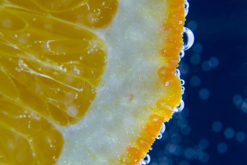 L'eau orange bouillonne macro foncé de fond photo stock L'eau orange bouillonne macro foncé de fond photo stock