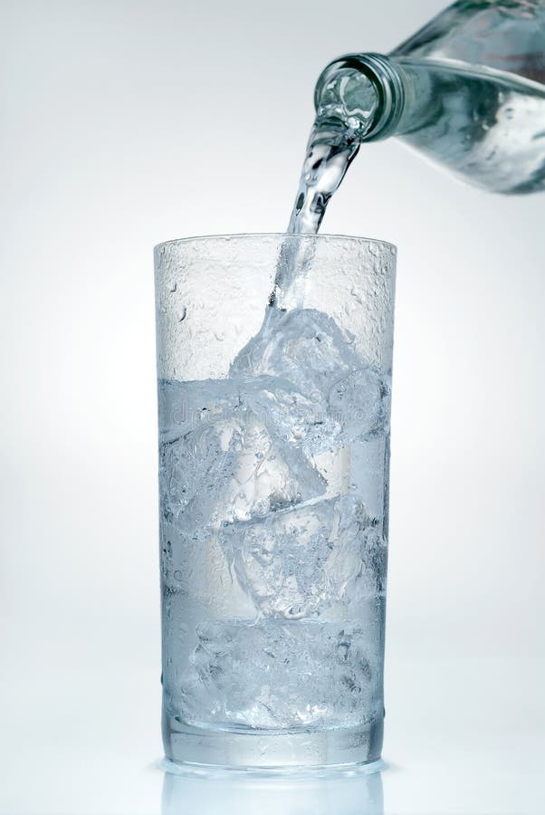 L'eau pleuvante à torrents dans une glace image stock L'eau pleuvante à torrents dans une glace image stock
