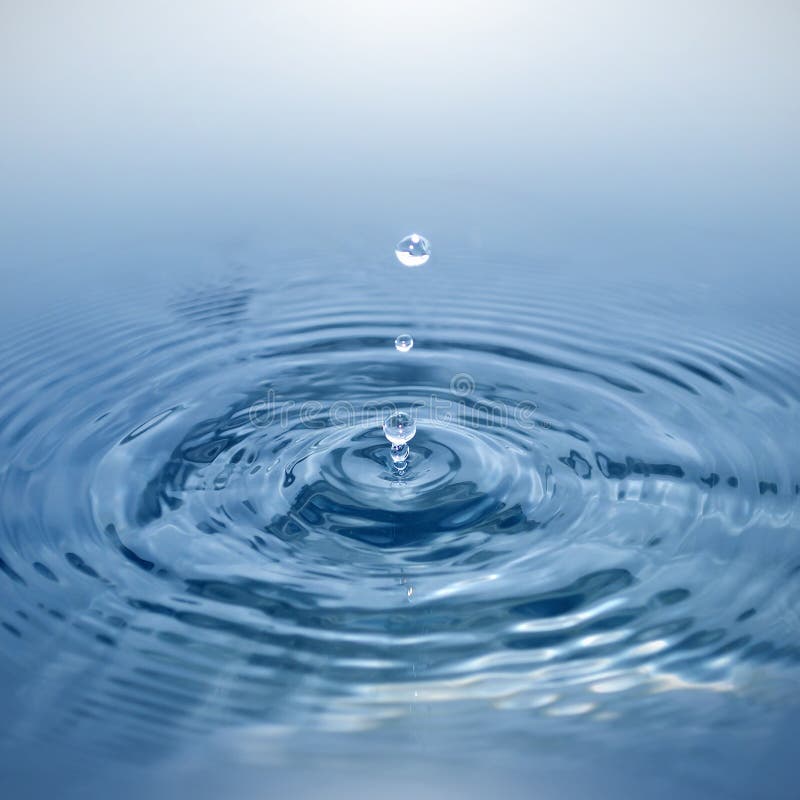 L eau  pure image  stock Image  du cercle liquide  baisse 