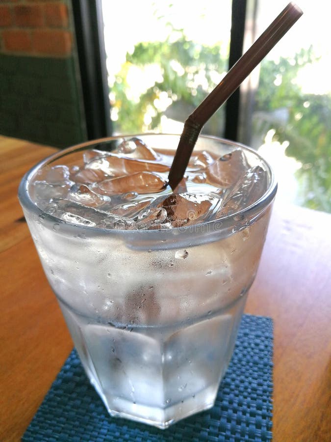 L'eau pure avec de la glace dans un verre image stock L'eau pure avec de la glace dans un verre image stock