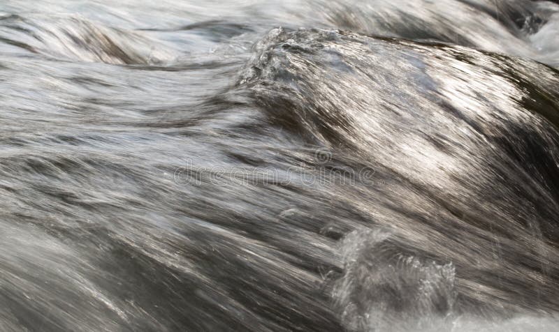 L'eau rugueuse dans l'eau de rivière de montagne comme fond images stock L'eau rugueuse dans l'eau de rivière de montagne comme fond images stock