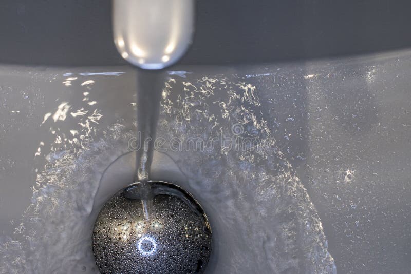 L'eau sortant du robinet de bassin photos stock L'eau sortant du robinet de bassin photos stock