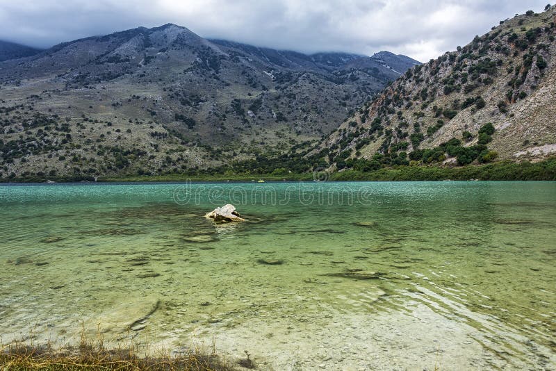 L'eau transparente de turquoise du lac Kournas Crète, Grèce images stock L'eau transparente de turquoise du lac Kournas Crète, Grèce images stock