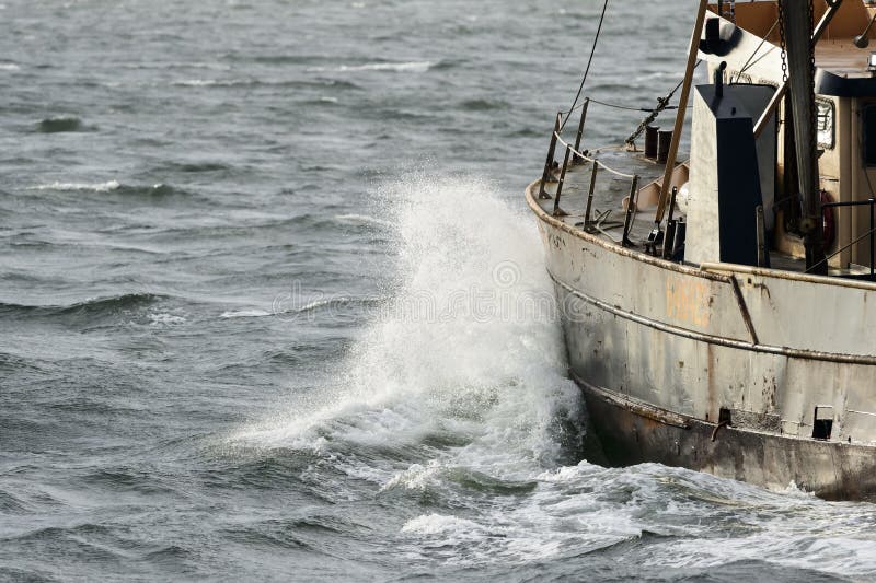 L'eau variable de débrouillard de bateau de pêche photos libres de droits L'eau variable de débrouillard de bateau de pêche photos libres de droits
