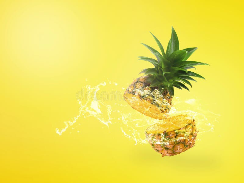 L'eau éclaboussant sur l'ananas frais est fruit tropical d'isolement sur le fond jaune photographie stock L'eau éclaboussant sur l'ananas frais est fruit tropical d'isolement sur le fond jaune photographie stock