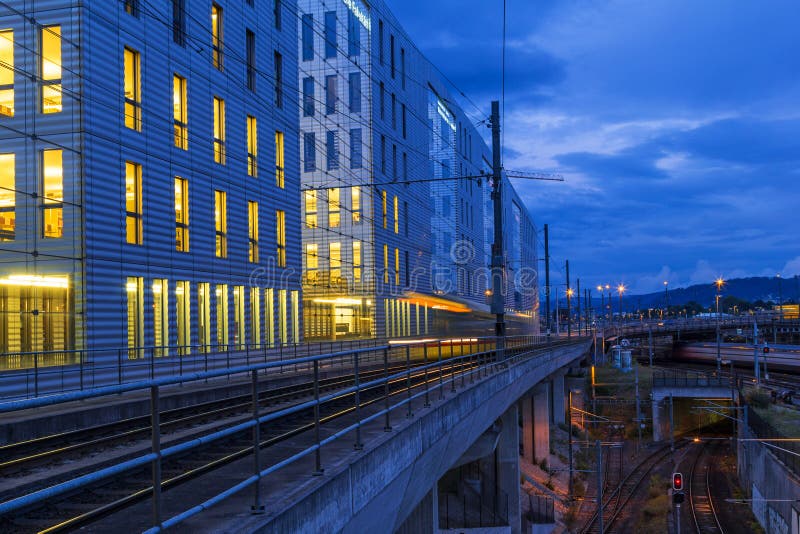 L'edificio jacob burckhardt nell'ora di crepuscolo con un tram che passa fotografia stock