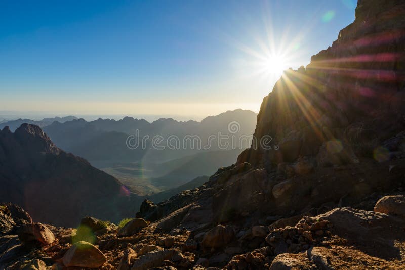 L'Egypte, Sinai, bâti Moïse Vue de la route sur laquelle les pèlerins escaladent la montagne de Moïse et d'aube - le soleil de ma photo libre de droits L'Egypte, Sinai, bâti Moïse Vue de la route sur laquelle les pèlerins escaladent la montagne de Moïse et d'aube - le soleil de ma photo libre de droits