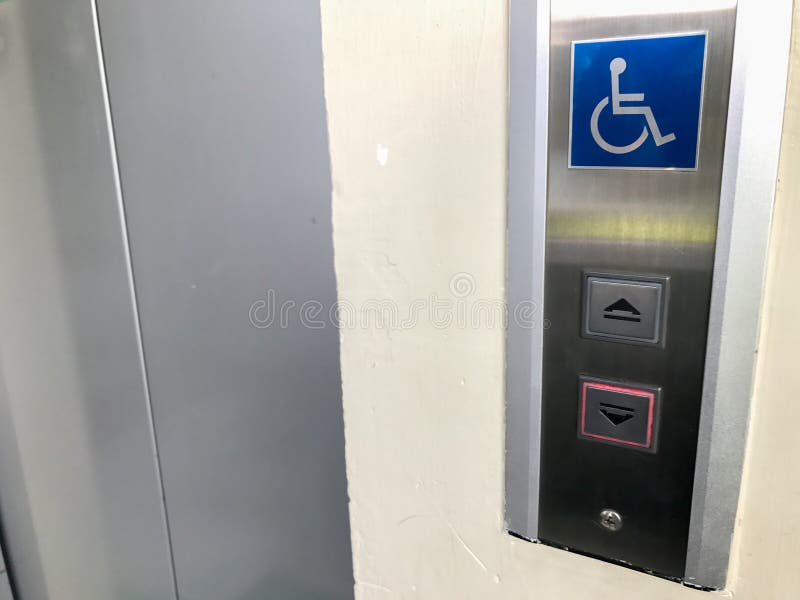 L'elevatore con il segno per disattiva la gente fotografie stock libere da diritti L'elevatore con il segno per disattiva la gente fotografie stock libere da diritti