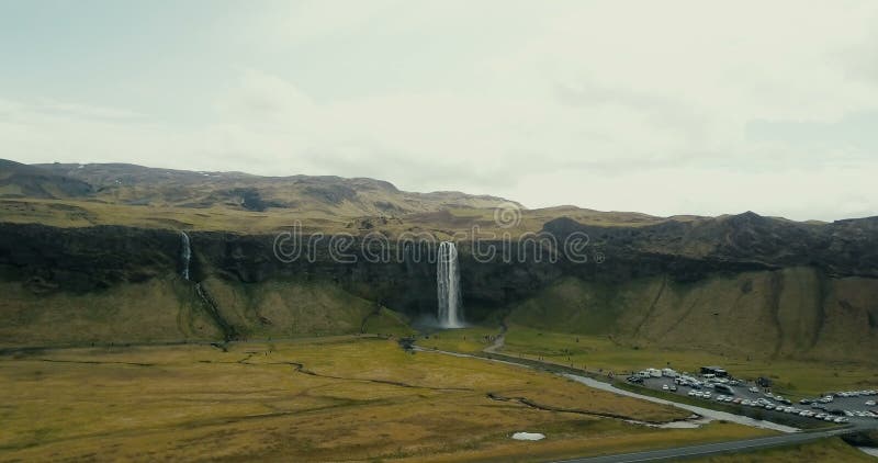 L'elicottero si avvicina a alla cascata potente Seljalandsfoss in Islanda Posto turistico famoso con la vista stupefacente