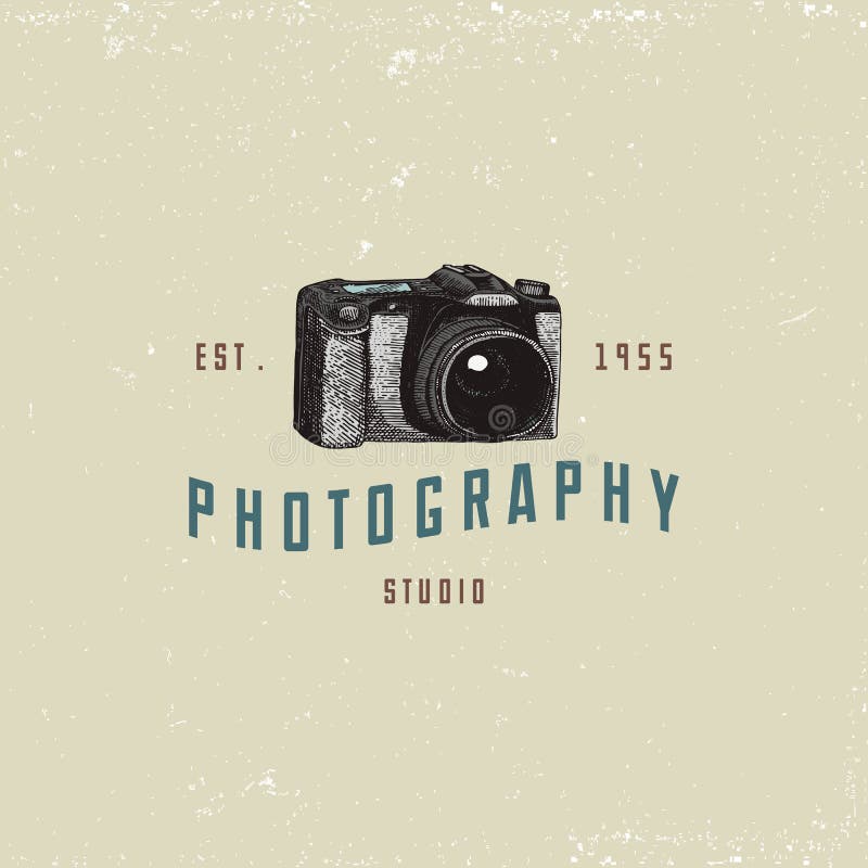 L'emblème de logo de photo ou le label, vidéo, le film, appareil-photo de film d'abord jusqu'maintenant au vintage, a gravé tiré illustration de vecteur L'emblème de logo de photo ou le label, vidéo, le film, appareil-photo de film d'abord jusqu'maintenant au vintage, a gravé tiré illustration de vecteur
