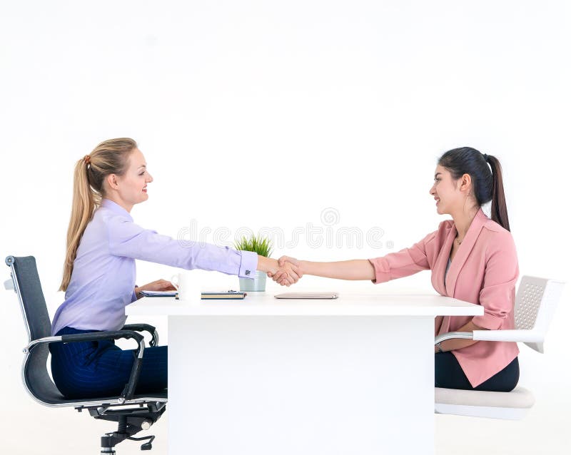 L'employeur a été invité à signer un contrat de travail après une entrevue d'emploi réussie photos stock L'employeur a été invité à signer un contrat de travail après une entrevue d'emploi réussie photos stock