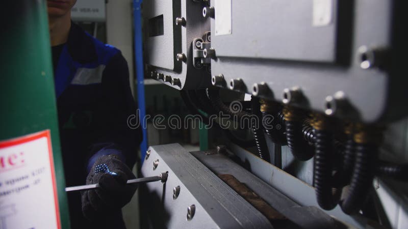 L'employé en uniforme bleu le assemble skid row de contrôle à l'usine banque de vidéos