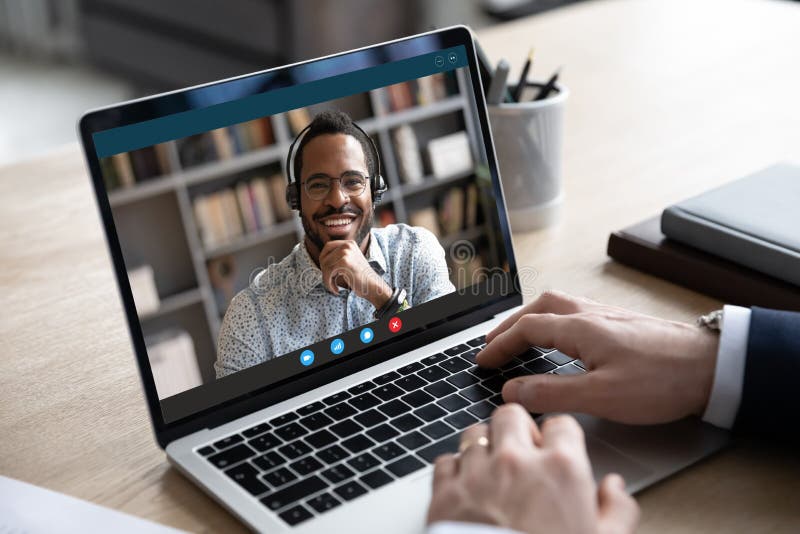 L'employé masculin ont l'appel vidéo avec le client international photos libres de droits