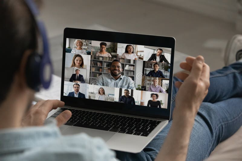 L'employé masculin ont l'appel vidéo de groupe avec des collègues images libres de droits