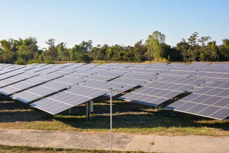L'energia solare fotovoltaica riveste l'azienda agricola di pannelli fotografia stock L'energia solare fotovoltaica riveste l'azienda agricola di pannelli fotografia stock