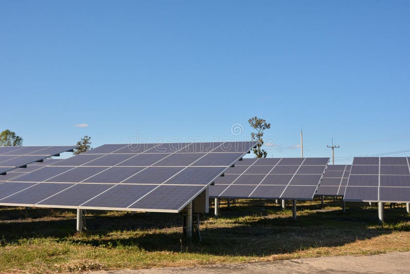 L'energia solare fotovoltaica riveste l'azienda agricola di pannelli fotografie stock L'energia solare fotovoltaica riveste l'azienda agricola di pannelli fotografie stock