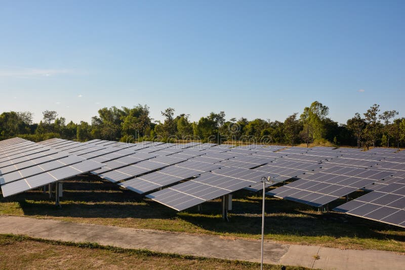 L'energia solare fotovoltaica riveste l'azienda agricola di pannelli fotografia stock L'energia solare fotovoltaica riveste l'azienda agricola di pannelli fotografia stock