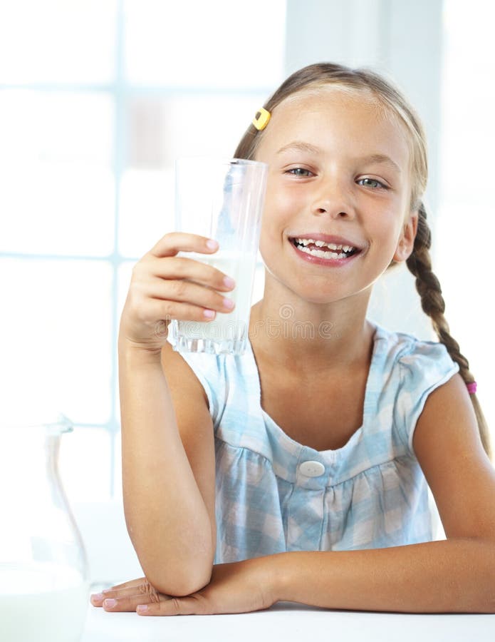 L'enfant boit du lait image libre de droits