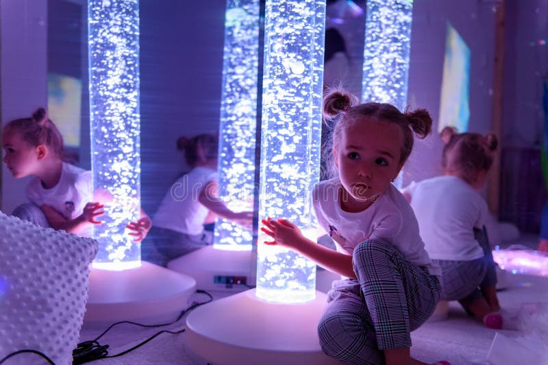 Tube à bulles avec poisson - Snoezelen pour les enfants autistes