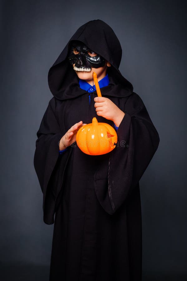 L'enfant Dans Un Costume D'Halloween Vêtu D'un Habit Noir Avec Un