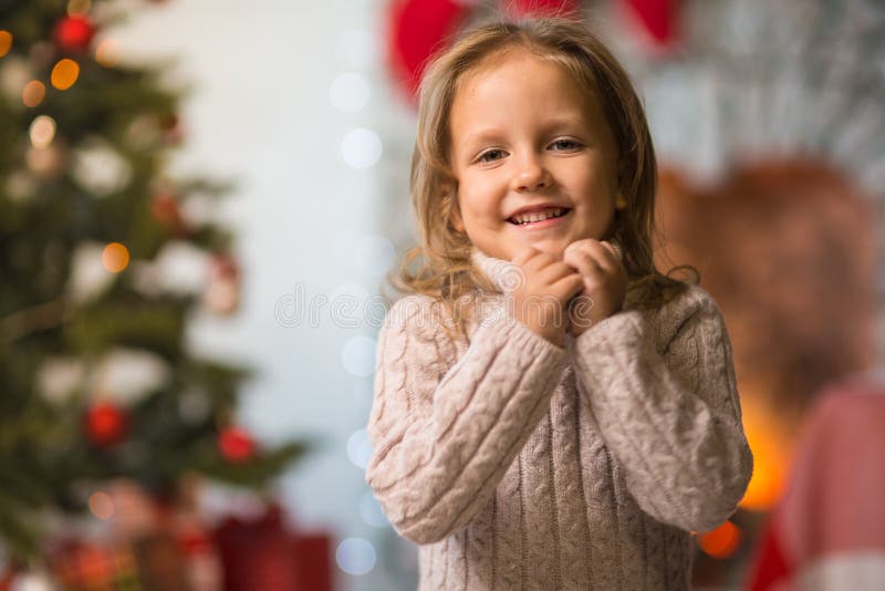 L'enfant de fille à la maison à la cheminée célèbre le Joyeux Noël W images libres de droits L'enfant de fille à la maison à la cheminée célèbre le Joyeux Noël W images libres de droits