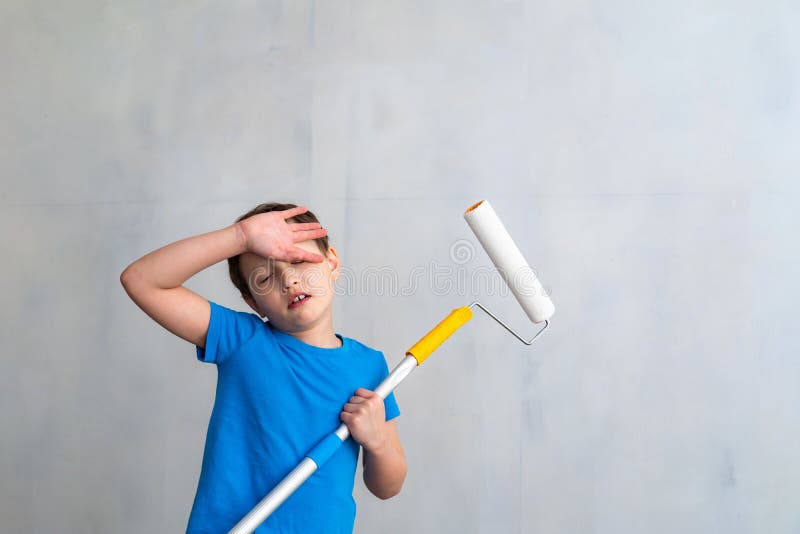 L'enfant est fatigué de peindre les murs le travail de finition dans les lieux de l'artiste peint les murs réparation des lieux, photo stock L'enfant est fatigué de peindre les murs le travail de finition dans les lieux de l'artiste peint les murs réparation des lieux, photo stock