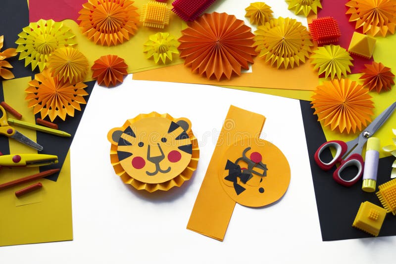 L'enfant fait un papier fabriqué à la main Origami de tigre images libres de droits L'enfant fait un papier fabriqué à la main Origami de tigre images libres de droits
