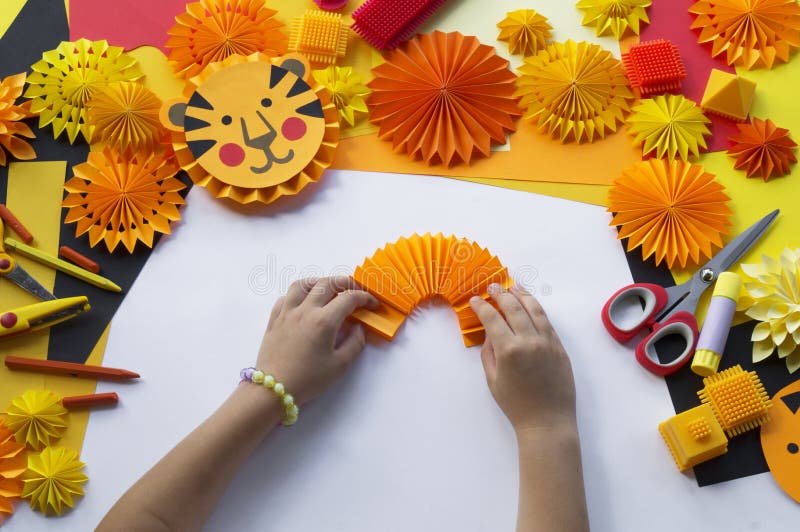 L'enfant fait un papier fabriqué à la main Origami de tigre photo stock L'enfant fait un papier fabriqué à la main Origami de tigre photo stock