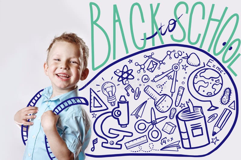 L'enfant heureux dans une chemise légère va instruire pour la première fois derrière lui est un sac à dos en lequel un grand choi photo libre de droits L'enfant heureux dans une chemise légère va instruire pour la première fois derrière lui est un sac à dos en lequel un grand choi photo libre de droits