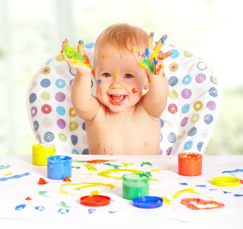 L'enfant Heureux De Bébé Dessine Avec Des Mains De Peintures Colorées.  Petite Peinture Bébé Par Ses Mains. Bébés D'enfants De La P Image stock -  Image du insousiant, fond: 169815007