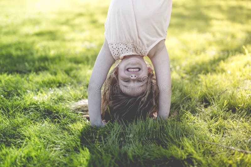 L'enfant heureux jouant sur l'herbe verte dehors se garent au printemps photo libre de droits L'enfant heureux jouant sur l'herbe verte dehors se garent au printemps photo libre de droits