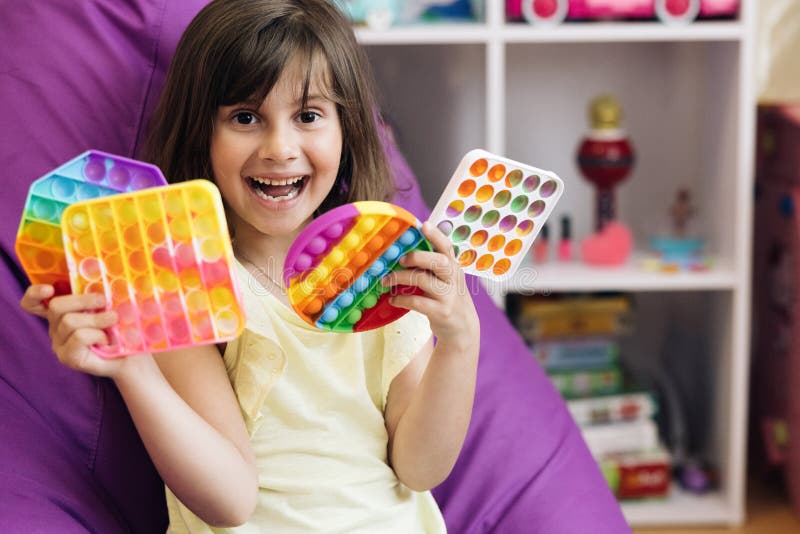 Enfant Joue à Un Jeu Populaire Avec Des Boutons Un Jouet Anti-stress Jeux  éducatifs Pour Enfants